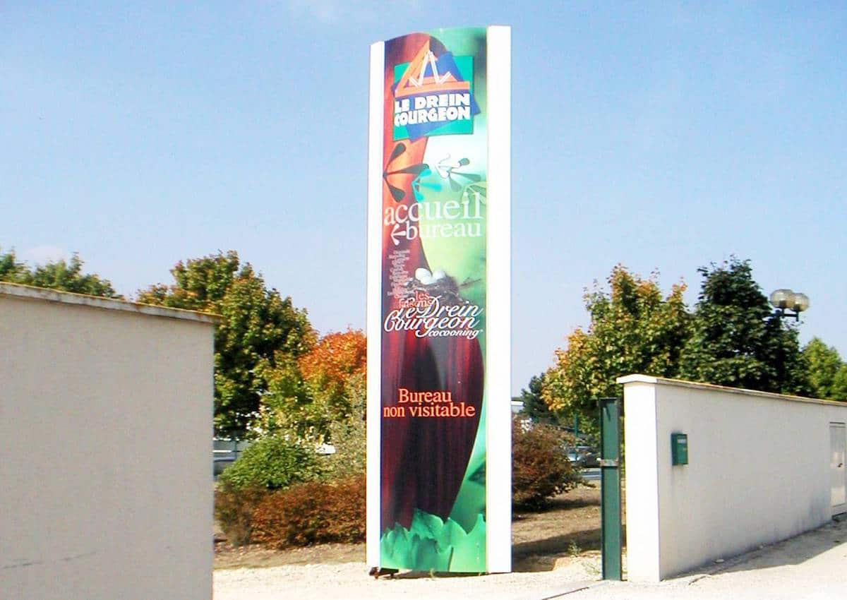 totem signaletique aero 6 m